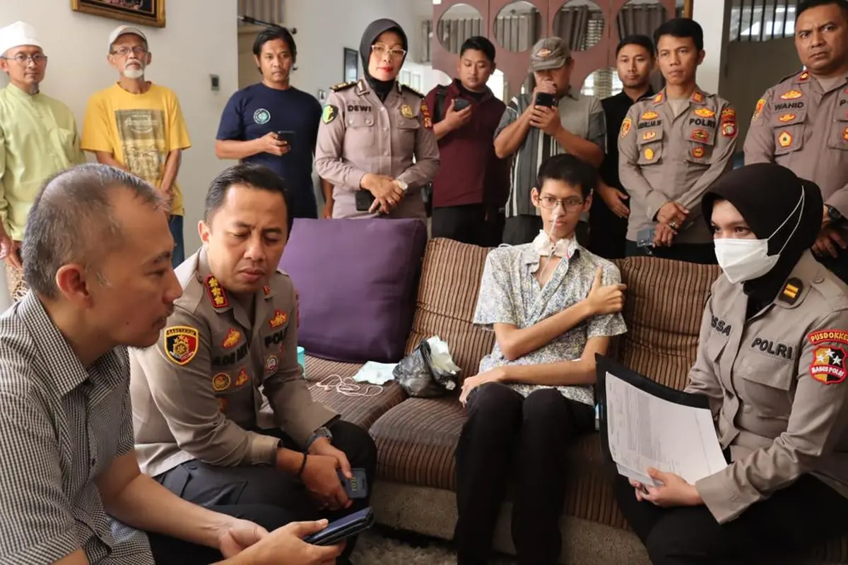 Tim Pusdokkes Polri menemui Sultan Rif'at Alfatih, mahasiswa yang mengalami cedera parah karena terjerat kabel fiber optik.