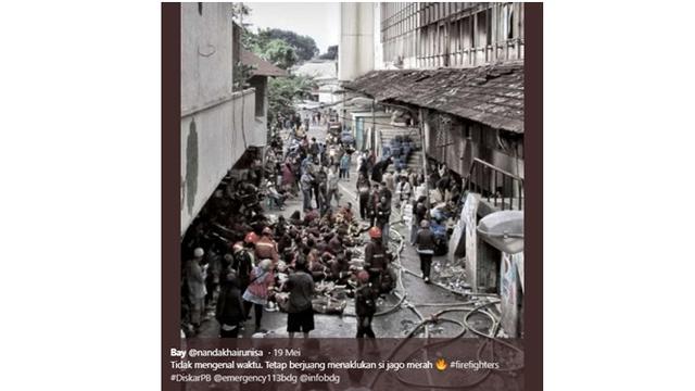7 Potret Haru Pemadam Kebakaran di Pasar Kosambi Bandung