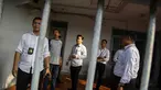 Sejumlah petugas menggeledah ruang kerja Raden Nuh, pendiri akun TrioMacan2000 di Jakarta, Senin (3/11/2014). (Liputan6.com/Faizal Fanani)