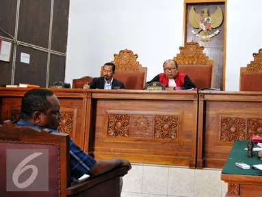 Mantan Gubernur Papua, Barnabas Suebu kembali menjalani sidang lanjutan praperadilan di PN Jakarta Selatan, Rabu (1/7/2015). Barnabas diduga terlibat korupsi Detail Engineering Design (DED) PLTA Memberamo Papua. (Liputan6.com/Yoppy Renato)