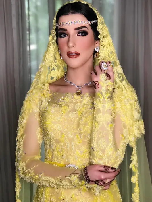 Selebgram Tasya Farasya tampil cantik dengan balutan gaun pengantin berwarna kuning.  Pernikahan Tasya Farasya dan Ahmad Assegaf mengusung beberapa adat daerah seperti Jawa dan Bali. (Instagram/tasyafarasya)