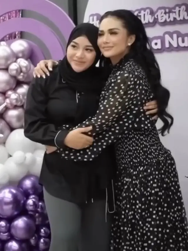 Gaya Keluarga Aurel Hermansyah saat berikan kejutan ulang tahun ke-26. [@krisdayantilemos]