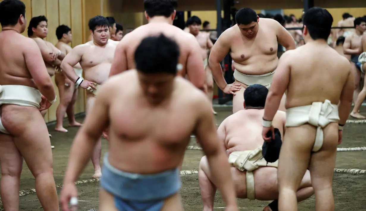 Sejumlah mahasiswa saat bersiap berlatih sumo di klub gulat Sumo Nippon Sports Science University di Tokyo, Jepang (20/5/2019). (Reuters/Issei Kato)