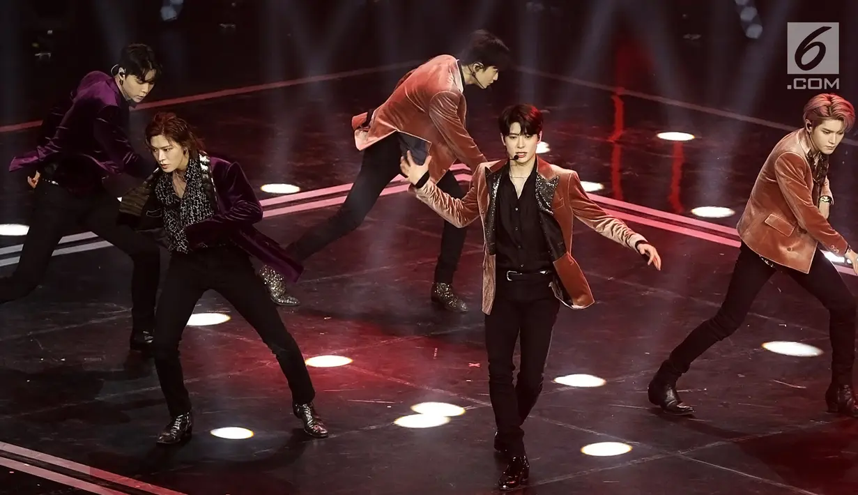 Aksi panggung NCT 127  di Indonesian Television Awards (ITA) 2019, Jakarta, Selasa (24/9/2019). NCT 127 merupakan sub-unit kedua dari grup vokal pria Korea Selatan, NCT. yang berbasis di Seoul. Memulai debut pada 7 juli 2016 dengan mini album pertama NCT#127. (Fimela.com/Bambang E. Ros)