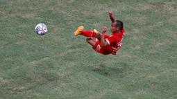 Pemain Persija Jakarta, Riko Simanjuntak melepaskan tembakan akrobatik saat laga persahabatan antara Persija Jakarta menghadapi Chonburi FC dalam rangka Grand Launching Jakarta International Stadium (JIS), Minggu (24/7/2022). (Bola.com/M Iqbal Ichsan)
