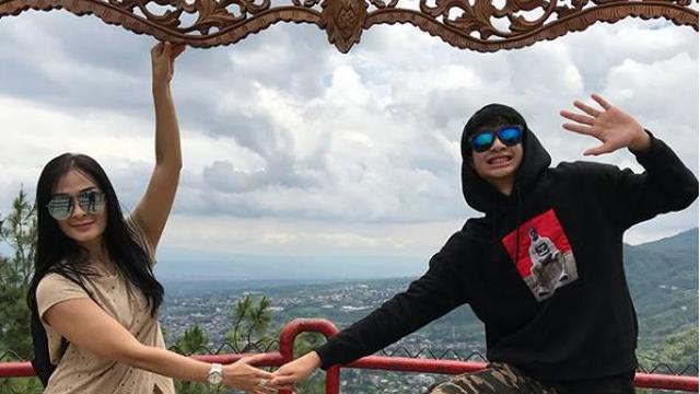 6 Potret Kebersamaan Devano Danendra dan Iis Dahlia, Anak Bungsu Kesayangan