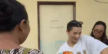 Keluarga Irfan Bachdim yang tinggal di Bali membantu para korban banjir di daerahnya. Terlihat istrinya, Jennifer dan anak-anaknya turut serta dalam aksi bantuan. [@jenniferbachdim]
