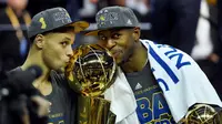 Stephen Curry Kembali Pecundangi LeBron James