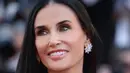 Aktris sekaligus member of the jury Cannes, Demi Moore, menjadi salah satu sorotan utama malam itu. Ia tampil glamor mengenakan kalung Haute Joaillerie dari emas putih etis 18 karat dengan heart-shaped diamond total lebih dari 226 karat. Penampilannya semakin dramatis dengan anting pear-shaped diamond dan beberapa cincin berlian besar yang menghiasi kedua tangannya.