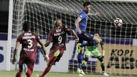 Bek Persib, Vladimir Vujovic, berusaha mengamankan bola saat pertandingan melawan PSM Maksar di Stadion GBLA, Bandung, Rabu, (5/7/2017). Persib Unggul sermetara 1-0. (Bola.com/M Iqbal Ichsan)
