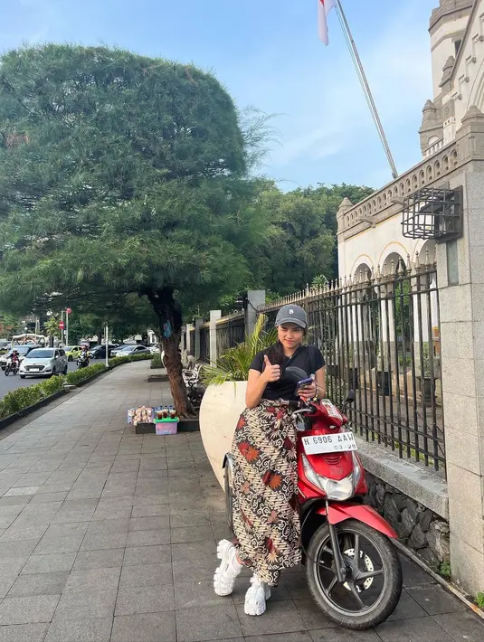 Saat berjalan-jalan ke Semarang, Fuji juga tampil memadukan wastra ke outfitnya. [Foto: Instagram/fuji_an]