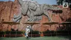 Petugas mengenakan pakaian pelindung menyemprotkan disinfektan di Dunia Fantasi (Dufan), Ancol, Jakarta, Sabtu (14/3/2020). Pembersihan sejumlah wahana di Dufan dengan menggunakan cairan disinfektan guna mengantisipasi penyebaran virus corona (Covid-19). (Liputan6.com/Faizal Fanani)