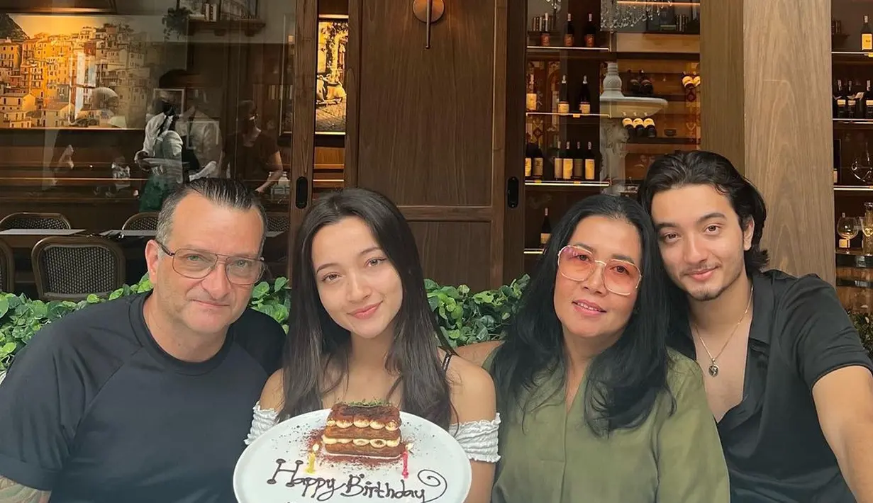 Di beberapa acara seperti ulang tahun Megan, selalu dirayakan bersama. [Instagram @adedomani_)