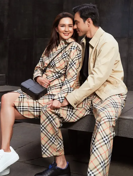 Tampil bak pasangan ABG, Donna Agnesia dan Darius kenakan busana kasual dengan sneakers beda warna [@dagnesia]