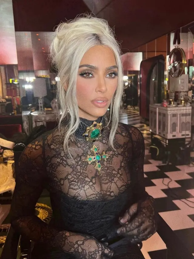 Kim Kardashian Timbun 30 Ribu Baju di Gudang, Dikumpulkan dari 15 Tahun Lalu