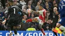 Pemain Arsenal, Gabriel Jesus, melepaskan tendangan saat melawan Chelsea pada lanjutan Liga Inggris, Sabtu (21/10/2023). (AFP/Justin Tallis)
