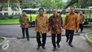 Ketua MPR Zulkifli Hasan (tengah) didampingi Wakil Ketua MPR Oesman Odang Sapta (kedua kiri) dan Hidayat Nur Wahid (kiri) saat tiba di Istana, Jakarta, Selasa (24/1). (Liputan6.com/Angga Yuniar)