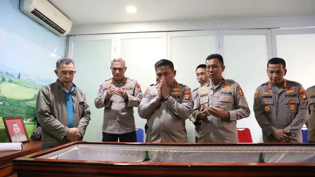 Kapolda Metro Jaya Irjen Karyono saat melayat jenazah Kompol Entong Raharja.