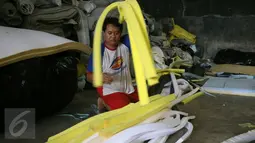 Pekerja menyiapkan busa yang akan dirakit menjadi kasur di salah satu workshop di Tangerang Selatan, Rabu (9/5). Kasur busa kini mulai banyak permintaan karena tren kasur kapuk mulai ditinggalkan. (Liputan6.com/Angga Yuniar)