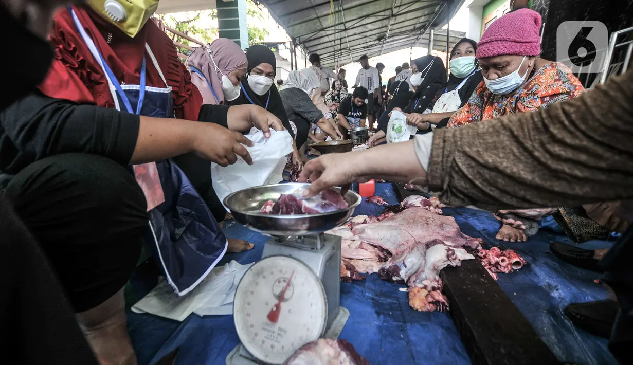Panitia menimbang daging hewan kurban saat perayaan Hari Raya Idul Adha 1442 H di Musala Nurul Huda, Jakarta, Selasa (20/7/2021). Di tengah pandemi COVID-19, warga di sejumlah wilayah Ibu Kota tetap menggelar penyembelihan hewan kurban meski secara terbatas. (merdeka.com/Iqbal S. Nugroho)
