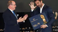 Kiper Juventus dan Timnas Italia, Gianluigi Buffon (kanan) menerima penghargaan Golden Foot Award 2016, dari Pangeran Albert II, di Monako, Selasa (11/10/2016).  (AFP/Yann Coatsalion)