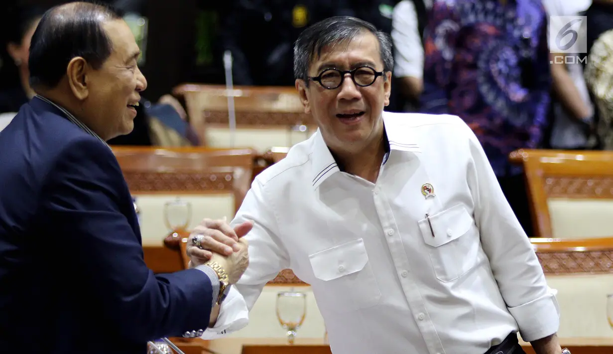 Menkumham Yasonna Laoly mengikuti rapat kerja dengan Komisi III DPR di Kompleks Parlemen, Senayan, Jakarta, Kamis (13/9). Rapat kerja Tersebut membahas Rencana Kerja serta Anggaran Kejaksaan Agung dan Kementerian Hukum dan HAM.(Liputan6.com/JohanTallo)