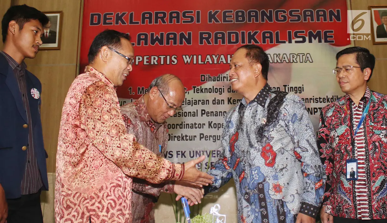 Menteri Ristek Dikti, Muhammad Nasir saat menghadiri deklarasi kebangsaan melawan radikalisme di UKI, Jakarta, Selasa (19/9). Deklarasi tersebut dilakukan untuk melawan radikalisme yang akan mengahncurkan keutuhan NKRI. (Liputan6.com/Angga Yuniar)