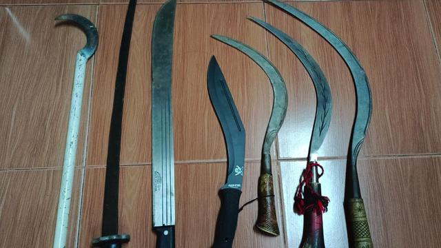 Barang bukti senjata tajam para pelaku pembacokan seorang pemuda di kawasan Tambora, Jakarta Barat.