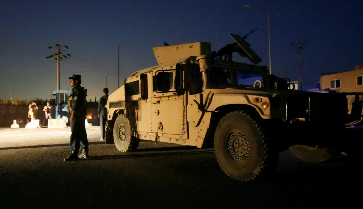 Kendaraan polisi dikerahkan di dekat lokasi ledakan yang mengguncang Ibu Kota Kabul, Afghanistan, Senin (1/8). Ledakan yang disebabkan oleh sebuah bom truk itu memutus arus listrik di seluruh ibu kota. (REUTERS/ Omar Sobhani)