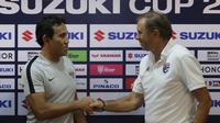 Pelatih Timnas Indonesia, Bima Sakti, bersalaman dengan pelatih Thailand, Milovan Rajevac, saat jumpa pers di Stadion Rajamangala, Bangkok, Jumat (16/11). Indonesia akan melawan Thailand pada laga Piala AFF 2018. (Bola.com/M. Iqbal Ichsan)