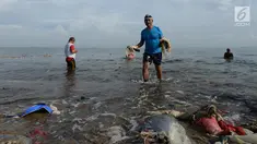 Sejumlah prajurit TNI AL membersihkan sampah di kawasan Pantai Ancol, Jakarta, Jumat (1/3). Kegiatan bersih-bersih itu menjadi giat yang bersifat keluarga dan melibatkan sejumlah elemen masyarakat. (Merdeka.com/ Imam Buhori)
