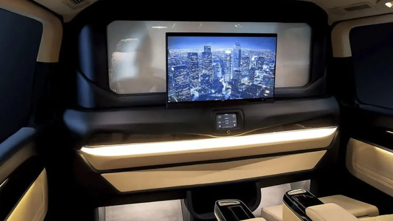 Mercedes-Benz Vito RSE dilengkapi dengan VIP Wall untuk meminimalisir penularan virus Corona Covid-19. (ist)