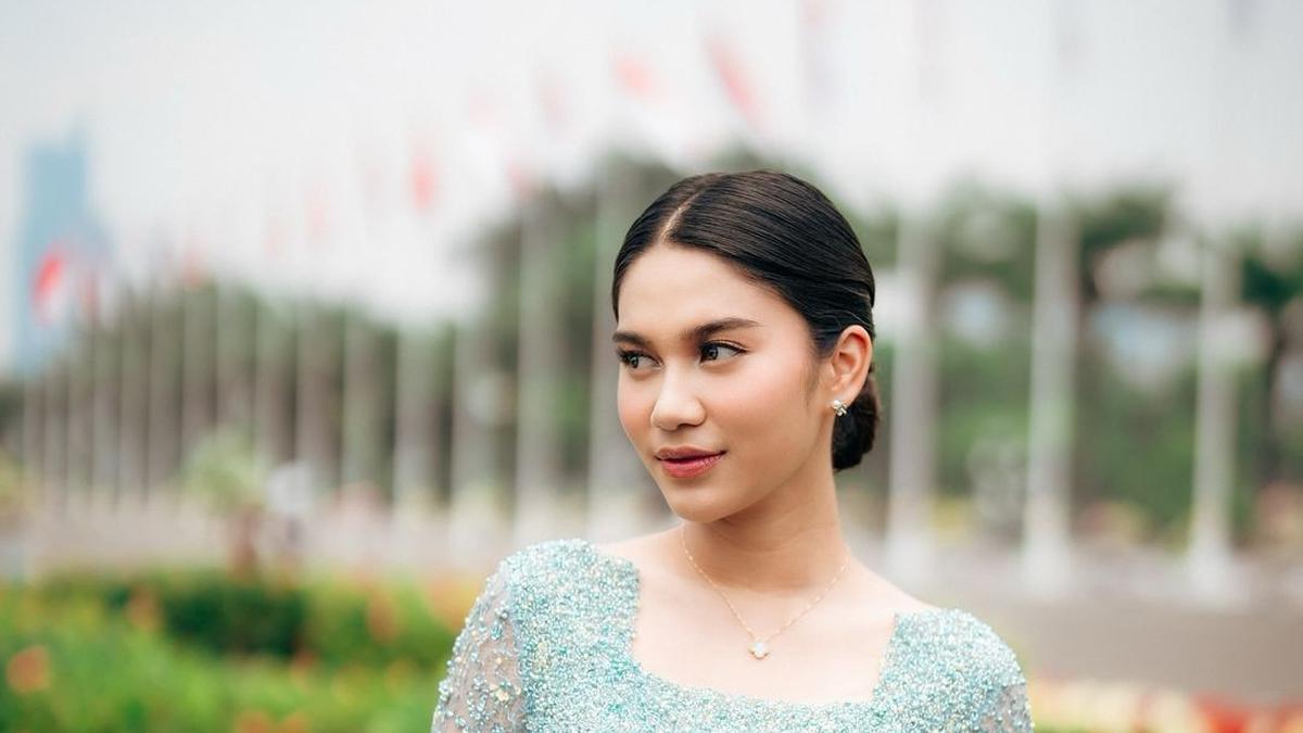 4 Inspirasi Kebaya Biru Segar dan Elegan ala Artis, dari Azizah Salsa