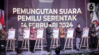 Ketua Komisi Pemilihan Umum Republik Indonesia (KPU RI) Ilham Saputra bersama jajaran komisioner mencoblos surat suara sebagai telah diluncurkan Hari Pemungutan Suara Pemilu Serentak Tahun 2024 di Gedung KPU, Jakarta, Senin (14/2/2022). (Liputan6.com/Faizal Fanani)