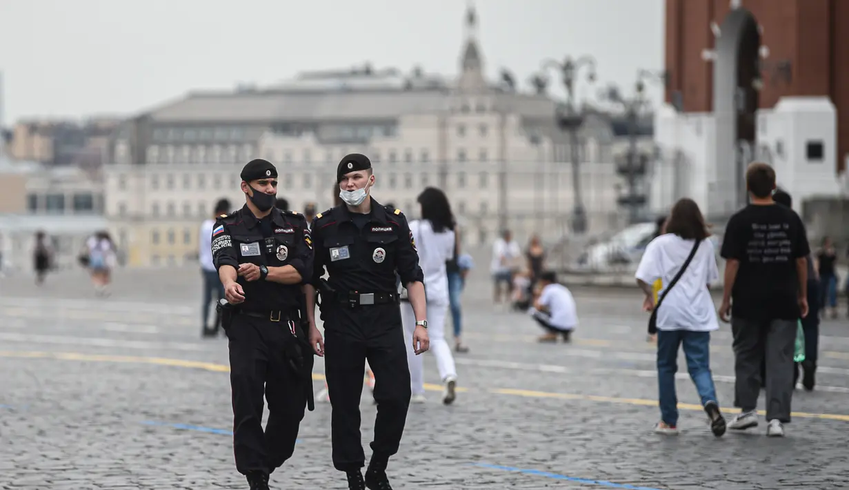 Polisi mengenakan masker berpatroli di Lapangan Merah di Moskow, Rusia (8/7/2020). Rusia melaporkan 6.562 kasus baru COVID-19 dalam 24 jam terakhir, sehingga totalnya bertambah menjadi 700.792, demikian disampaikan pusat tanggap coronavirus negara tersebut pada Rabu (8/7). (Xinhua/Evgeny Sinitsyn)