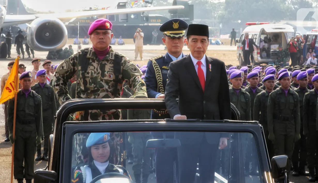 Presiden Joko Widodo menginspeksi pasukan pada perayaan HUT ke-74 TNI di Taxi Way Echo, Lanud Halim Perdanakusuma, Jakarta Timur, Sabtu (5/10/2019). HUT ke-74 TNI diikuti dari seluruh matra. (Liputan6.com/JohanTallo)