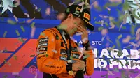 Ekspresi bahagia pembalap McLaren, Oscar Piastri setelah memenangkan Formula 1 GP Arab Saudi yang berlangsung di Sirkuit Jeddah Corniche, Arab Saudi, Minggu (20/04/2025) waktu setempat. (AFP/Gabriel Bouys)