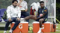 Pemain Brasil, Fred hanya menyaksikan rekan-rekannya berlatih setelah mengalami cedera pada sesi latihan di lapangan latihan Tottenham Hotspur football club, Inggris, (7/6/2018). Fred mengalami masalah di engkel kaki. (AP/Matt Dunham)