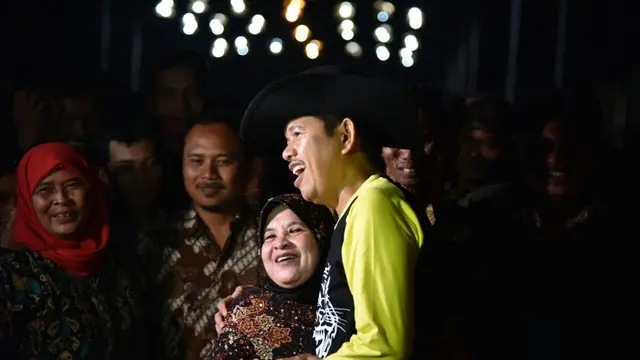 Bupati Purwakarta Dedi Mulyadi saat menjadi petugas kebersihan