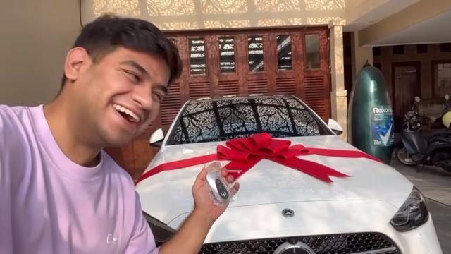 8 Momen Fadil Jaidi Beri Kejutan Mobil untuk Mama ini Banjir Pujian