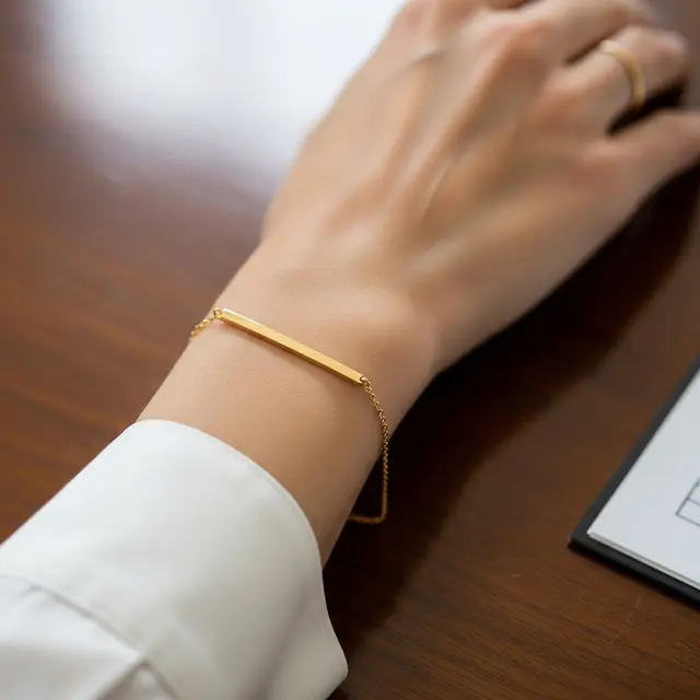 Model Gelang Emas untuk Dipakai Kerja Formal (AI)