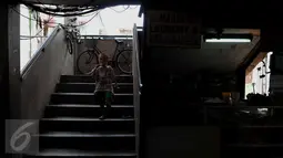 Seorang bocah tampak menuruni tangga di Rusun Karang Anyar Jalan D RW 12, Kelurahan Karang Anyar, Sawah Besar, Jakarta, Rabu (16/9/2015). Pemprov DKI berencana merevitalisasi Rusunawa Karang Anyar. (Liputan6.com/Gempur M Surya) 