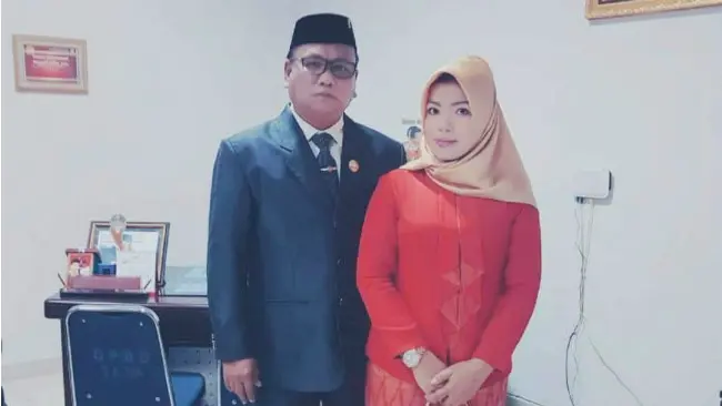 Andi Erni Astuti (kanan) tersangka pembunuh  suaminya, Ketua DPRD Kolaka Utara Musakkir Sarira  (kanan) menjalani pemeriksaan kejiwaan dan dinyatakan waras oleh Polres Kolaka Utara. (Liputan6.com/ Ahmad Akbar Fua)