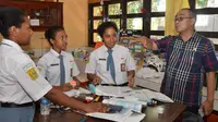 Anggota Komisi X DPR Dadang Rusdiana saat mengunjungi sejumlah sekolah menengah atas di Jayapura.