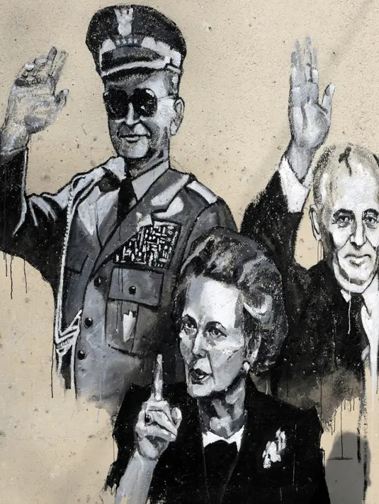 Mural yang menggambarkan wajah pemimpin Polandia Wojciech Jaruzelski bersama pemimpin Rusia Mikhail Gorbachev dan pemimpin Inggris Margaret Thatcher di dinding rumah warga di desa Staro Zhelezare, Bulgaria, Kamis (27/7). (AP Photo/Valentina Petrova)