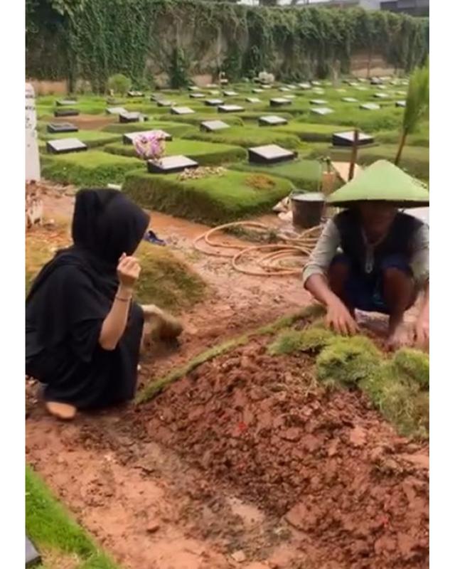 6 Potret Karina Ranau dan anak-anak merapikan makam Epy Kusnandar, dipasangi rumput