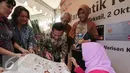 Menteri Perindustrian, Saleh Husin (dua kanan) mencoba membuat batik tulis dalam Peringatan Hari Batik Nasional di Jakarta, Jumat (2/10/2015). Perayaan tersebut juga menampilkan produk batik dari berbagai daerah di Indonesia. (Liputan6.com/Angga Yuniar)