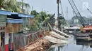 Pemasangan turap di sebelah Ruang Publik Terpadu Ramah Anak (RPTRA) Krendang, Tambora, Jakarta, Kamis (25/10). RPTRA Krendang akan dibuka kembali pada Desember mendatang atau hingga pemasangan turap selesai. (Merdeka.com/Iqbal Nugroho)