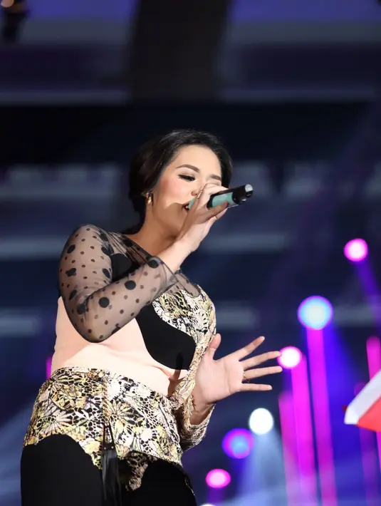 Pada saat penampilan Raisa, ia terlihat sangat cantik ketika menggunakan gaun berwarna gold. (Andy Masela/Bintang.com)