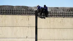 Seorang kolektor besi tua memanjat tembok menggunakan tali untuk melompati mencari besi tua untuk didaur ulang di pabrik pengolahan logam di Germiston, timur Johannesburg, Afrika Selatan (30/5/2022). Pengumpul besi tua di area tersebut melompat ke dinding beton mengumpulkan besi tua dan kemudian menjualnya ke toko bekas. (AP Photo/Themba Hadebe)